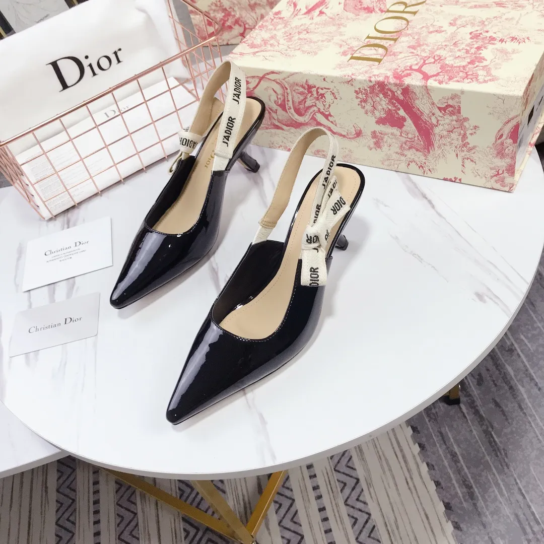 👟👟Ex-factory price 480👟👟 Women's shoes, women's clothing, special material 👟👟Ex-factory price 400👠👠👟👟 👟👟 Dior's popular sandals are new🔥 🔥 The same style of the year's most popular Internet celebrities and celebrities💁 💁. The fabric is imported; calf patent leather (special material), the lining and feet are made of calf leather lining🐑. Original molded heel, heel height 10Cm 6.5cm💘 flat bottom 1.5cm, original molded metal outsole with five-pointed star LOGO mark👟👟. Original bow, 💅 Italian leather outsole. 👄💋 Full set of packaging (clamshell box, cloth bag, card, invoice, one-to-one wrapping paper) 34 40 41 customized